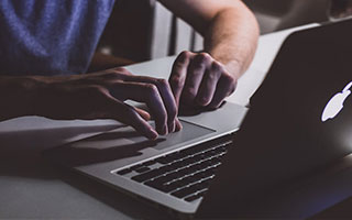 柳岩妈妈在节目吐槽柳岩是大龄剩女，年纪大只能找老头子