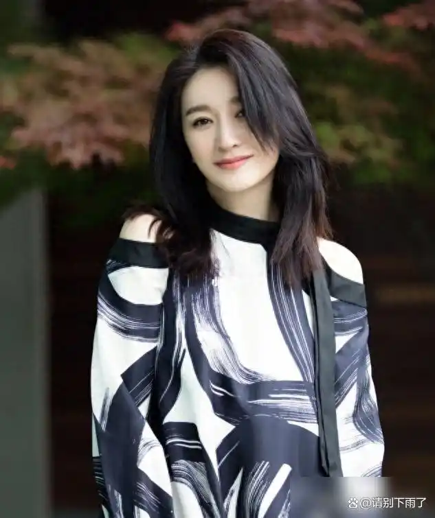 女人过了45岁，请一定试试这3种“齐肩卷发”，时尚好看显年轻