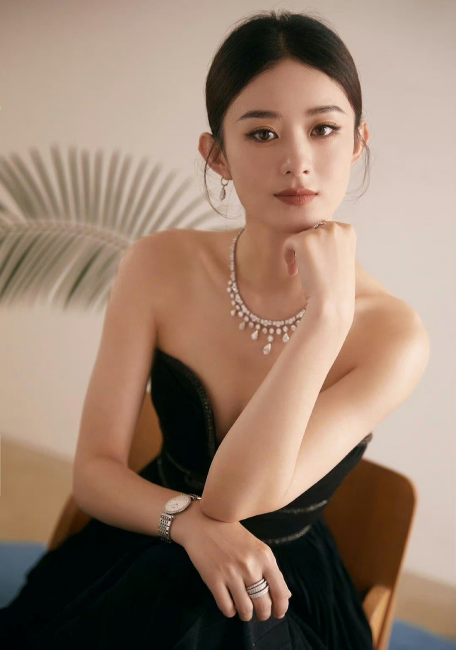 赵丽颖盘发吊带黑裙_女明星黑色礼服_赵丽颖优雅性感造型