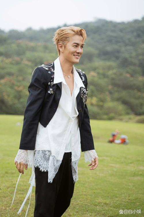 娱乐圈劳模新解：吴克群清晨五点做公益，贺娇龙带货显担当