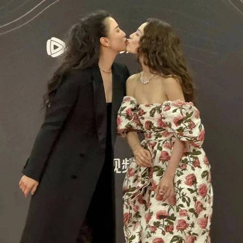 美女明星热吻引围观 粉丝现场尖叫不断