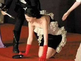 女明星台阶摔倒_女星摔倒 红毯摔倒 明星走红毯摔倒